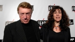 Archivo - En esta foto del 30 de octubre de 2006, se ve al escritor y director Larry Cohen, y su esposa Cynthia Cohen en Los Ángeles, California.
