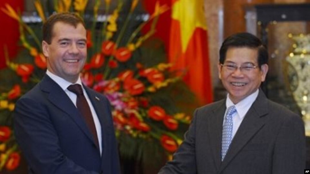 Visiting Russian president Dimitry Medvedev (L) shakes and with his Vietnamese counterpart Nguyen Minh Triet during an official welcoming ceremonyat the presidential palace in Hanoi, 31 Oct 2010