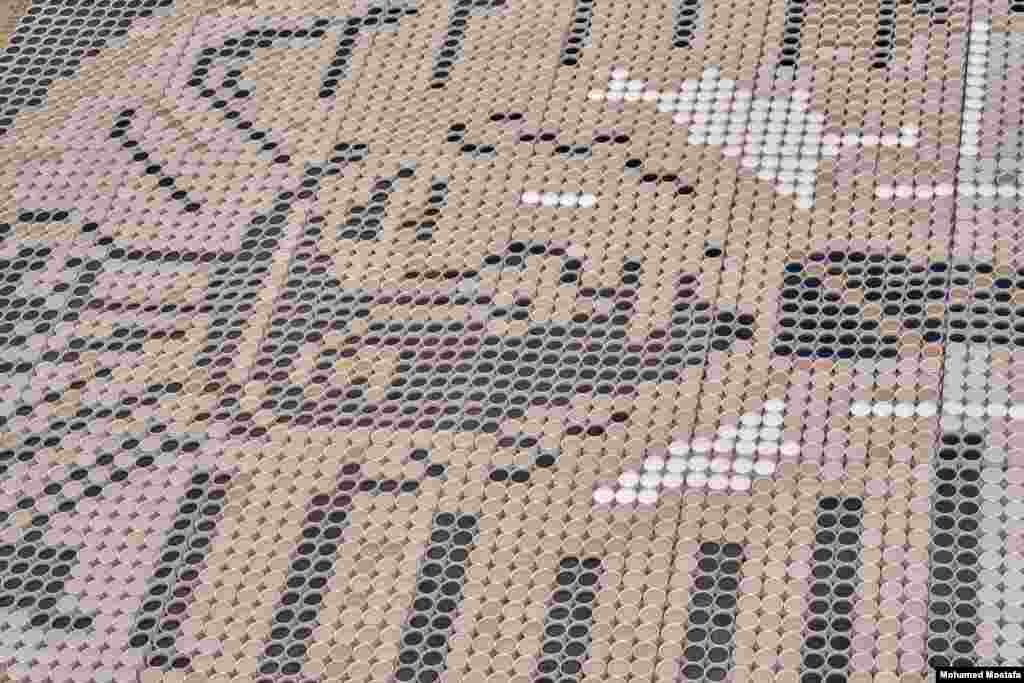The mosaic made with 7,260 coffee cups set a new Guinness record. (H. Elrasam/VOA)
