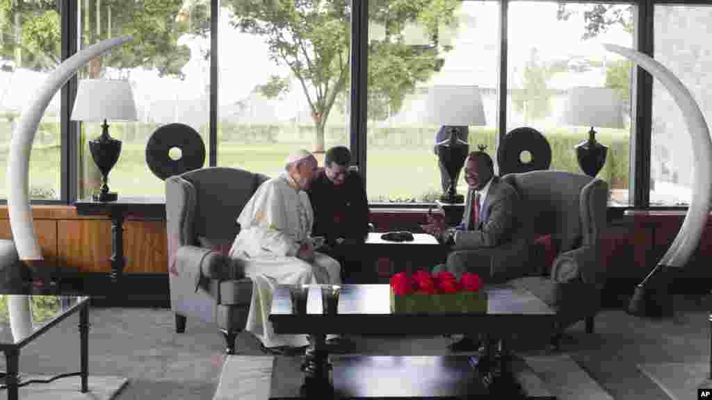 ርኽብ ርእሰ-ሊቃነ ጳጳስ ፍራንሰስ ምስ ፕረዝደንት ኬንያ ኡሁሩ ኬንያታ