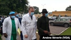 Le ministre de la Santé Gilbert Mokoki en visite au CHU, Brazzaville, le 22 juin 2021. (VOA/Arsène Séverin)