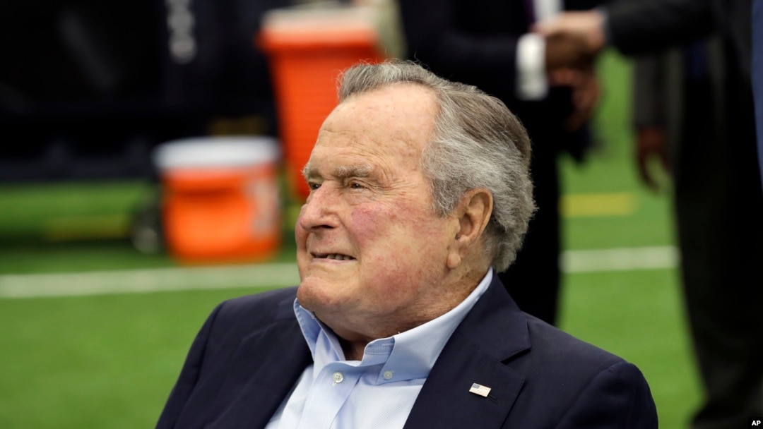 Mantan Presiden George H.W. Bush menyaksikan pertandingan liga sepak bola Amerika antara Klub Houston Texans dan Indianapolis Colts, 5 November 2017, di Houston