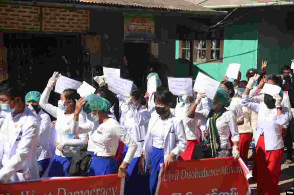 ချင်းပြည်နယ် မတူပီ မြို့နယ်က ပညာရေးဝန်ထမ်းတွေ၊ ကျန်းမာရေးဝန်ထမ်းတွေနဲ့ ပြည်သူတွေရဲ့ စစ်အာဏာသိမ်းဆန့်ကျင် ဆန္ဒပြပွဲ မြင်ကွင်း။