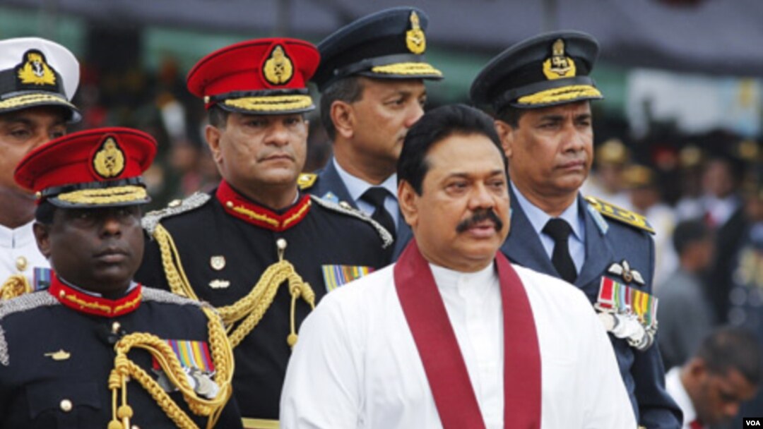 Presiden Mahinda Rajapaksa (depan)menyaksikan parade militer di Colombo (27/5). Pemerintahan Sri Lanka menghadapi tuduhan pelanggaran HAM di akhir perang saudara dengan pemberontak Tamil.