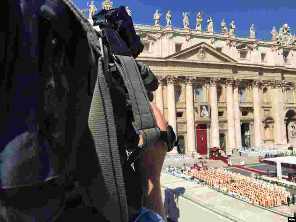 Las cámaras de la Voz de América presentes durante la ceremonia de canonización de la Madre Teresa de Calcuta. [Foto: Celia Mendoza, VOA].