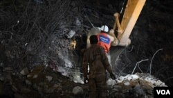 Rescue operation for victims of an under-construction building collapse in Kep province, Cambodia, Saturday, January 4, 2020. (Khan Sokummono/VOA Khmer) 