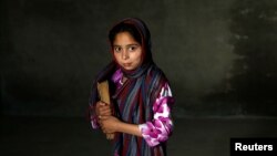 کارشناسان می‌گویند که ممنوعیت آموزش دختران در افغانستان مشکلات روانی و اجتماعی را برای زنان این کشور به بار می‌آورد.