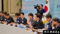 이재명 대통령이 26일 청와대에서 농어민들과 간담회를 열고 농지 전수조사와 CPTPP 가입 등 농어업 현안에 대해 입장을 밝혔다.