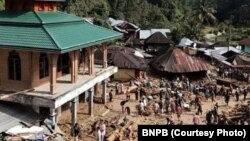 Banjir bandang di Mandailing Natal, Sumatera Utara, (12/10), menewaskan 17 orang, termasuk 12 siswa sekolah. (Foto: dok).