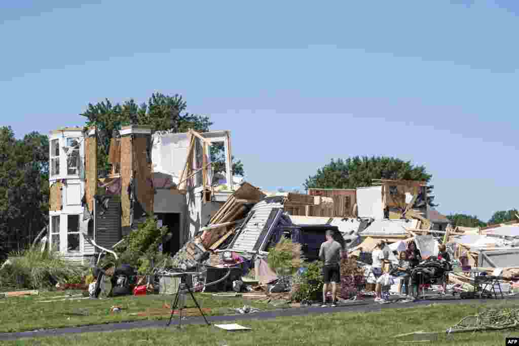 حکام کا کہنا ہے کہ متاثرہ افراد کی تلاش اور مرنے والوں کی شناخت کا عمل جاری ہے۔