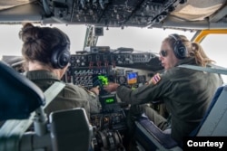 Pilot ARS ke-203 Letnan Satu Alison Bowman dan Sersan Teknisi Angelica Amian, dalam pesawat ARS ke-203 sedang melakukan misi latihan bersama pengisian bahan bakar udara ke udara antara Garda Udara Nasional (ANG) Hawaii dan TNI AU Indonesia (Humas Kedubes Amerika Serikat)