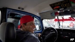 El taxista Claudio García se sienta en su Volkswagen Beetle, al que ha apodado "Gualupita" por su esposa, en el vecindario de Cuautepec, en Ciudad de México, el 21 de junio de 2024