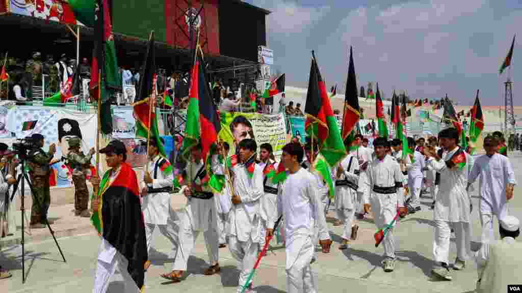 اینم گوشه دیگری از مراسم تجلیل از ٩٦ سالگرد استقلال کشور در خوست