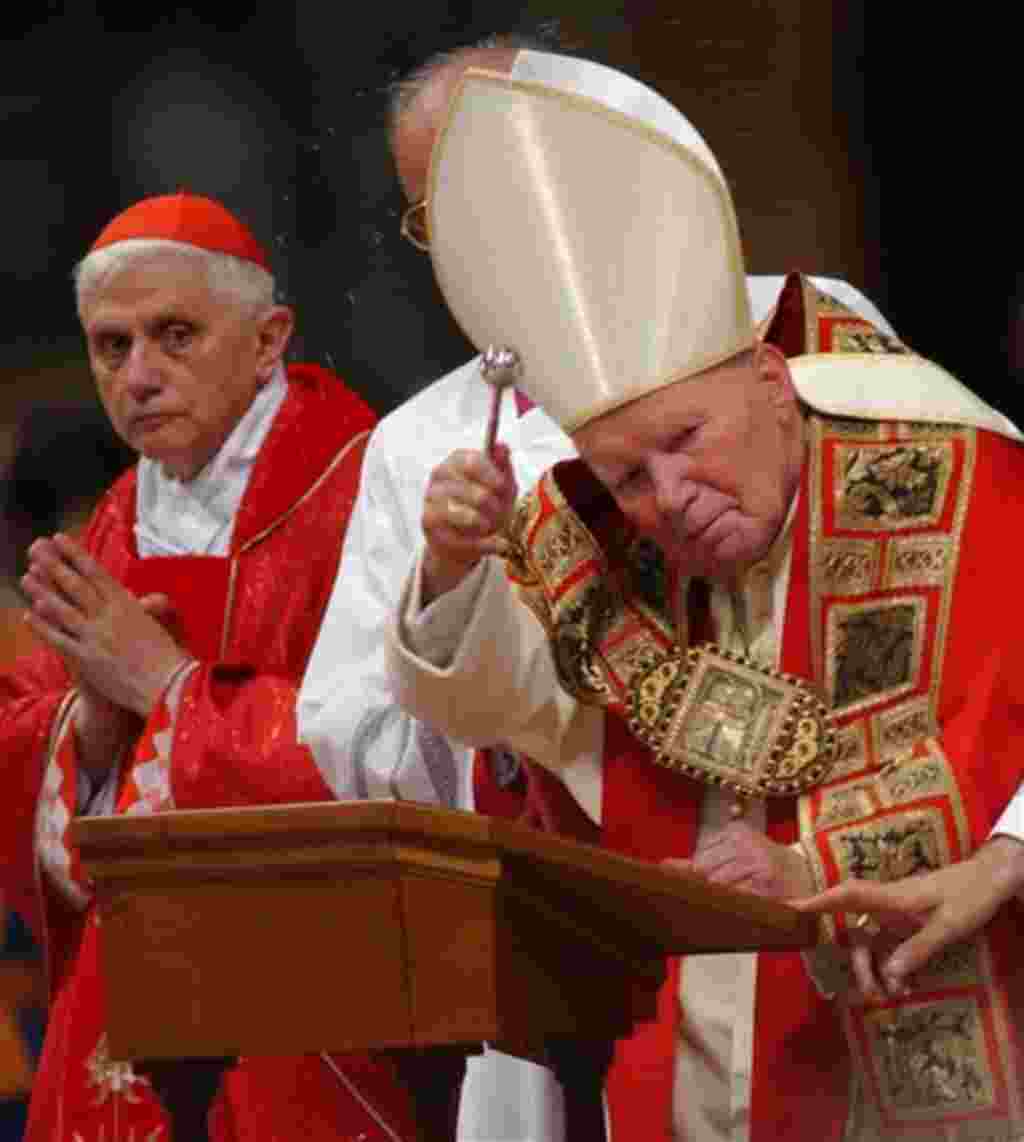 El entonces cardenal Joseph Ratzinger de Alemania, atiende una misa en la Basílica de San Pedro celebrada por el Papa Juan Pablo II (2002).