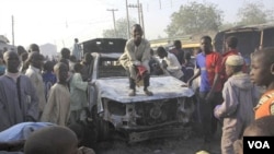 Warga setempat berkerumun di kantor polisi Sheka, kota Kano, Nigeria yang diguncang serangan bom minggu lalu (foto: dok).