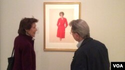 El público se detiene ante el retrato de Nancy Reagan elaborado por el artista Aaron Shikler y exhibido en la Galería Nacional de Retratos en Washington DC.