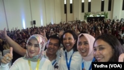 Menteri BUMN Rini Sumarno (tengah) bersama peserta dan narasumber kegiatan BUMN di Kompleks De Tjolomadoe, Karanganyar. (Foto: VOA/Yudha)