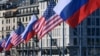 Bendera AS dan Rusia berkibar di jembatan Mont-Blanc menjelang pertemuan puncak AS-Rusia, pada 15 Juni 2021 di Jenewa. (Foto: AFP)