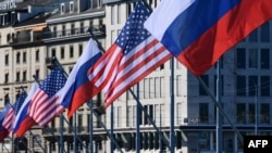 Bendera AS dan Rusia berkibar di jembatan Mont-Blanc menjelang KTT AS-Rusia, pada 15 Juni 2021 di Jenewa. (Foto: AFP/Sebastien Bozon)