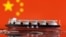 资料照片：该图显示了中国国旗前展示着一艘液化天然气运输船的模型。(2022年5月19日)