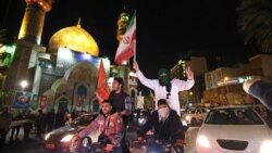 ประชาชนร่วมชุมนุมในกรุงเตหะรานพร้อมโบกธงชาติอิหร่านและธงปาเลสไตน์ หลังจากอิหร่านเปิดฉากโจมตีอิสราเอลเมื่อวันที่ 14 เมษายน 2024 