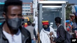 6일 에티오피아 수도 아디스아바바의 버스역 앞을 승객들이 지나가고 있다. 아비 아흐메드 총리는 정부군이 티그라이 지방에서 공격을 받았다고 말했다. 