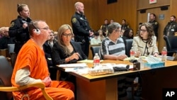 James Crumbley (left) and Jennifer Crumbley (center) sa advokatima u sudnici prije izricanja presude, 9. aprila 2024. (AP/Ed White)