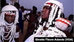 Une séance de vodoun à Cotonou, au Bénin, le 8 janvier 2017. (VOA/Ginette Fleure Adande)