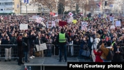 Plenum studenata i građana u Novom Sadu donosi odluku o produžetku blokade Mosta slobode za dodatna tri sata, odnosno do nedelje u 18 sati, u Novom Sadu, 2. februara 2025. (Foto: FoNet)