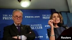 Les démocrates Chuck Schumer, chef de la minorité au Sénat et Nancy Pelosi, qui dirige la minorité à la Chambre des représentants, lors de leur intervention au National Press Club à Washington, le 27 février 2017.