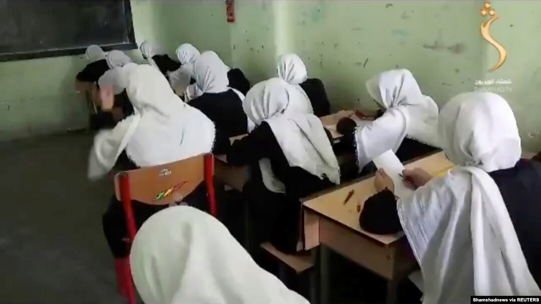 Gadis-gadis Afghanistan menghadiri kelas di sebuah sekolah di kota Herat, Afghanistan, 18 Agustus 2021. (Foto: Shamshadnews via REUTERS)