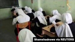 Gadis-gadis Afghanistan menghadiri kelas di sebuah sekolah di kota Herat, Afghanistan, 18 Agustus 2021. (Foto: Shamshadnews via REUTERS)