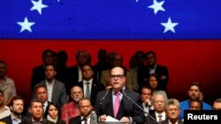 En un acto celebrado en un teatro en el este de Caracas, Julio Borges, presidente del parlamento de mayoría opositora, leyó un documento suscrito por diversos sectores de la sociedad civil, titulado "¡Que sea el pueblo quien decida!".