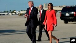 El presidente Donald Trump camina con la primera dama Melania Trump al llegar al aeropuerto internacional de Palm Beach en West Palm Beach, Florida. La agenda la realizará el mandatario estadounidenses, mientras se encuentra en la lujosa residencia y club Mar-a-Lago, en Palm Beach.