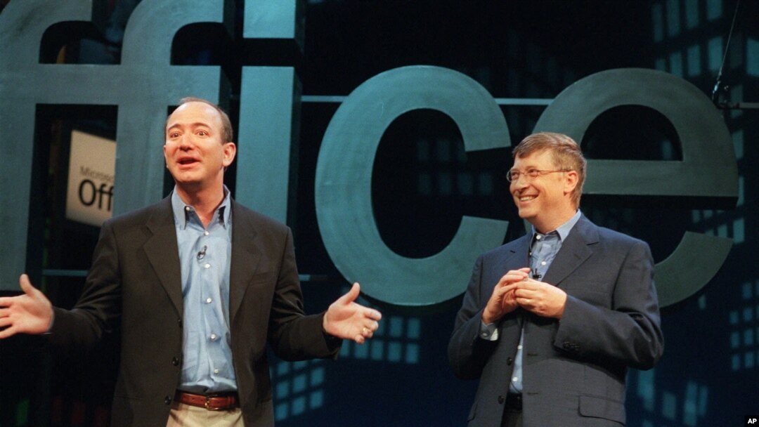Jeff Bezos, pendiri dan CEO of Amazon.com (kiri), bersama Bill Gates, kepala dan arsitek utama piranti lunak Microsoft Corp, dalam sebuah acara di New York. (Foto: Dok)