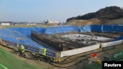 Konstruksi arena es Gangneung yang akan dipakai untuk Olimpiade musim dingin di PyeongChang, Korsel (foto: dok).