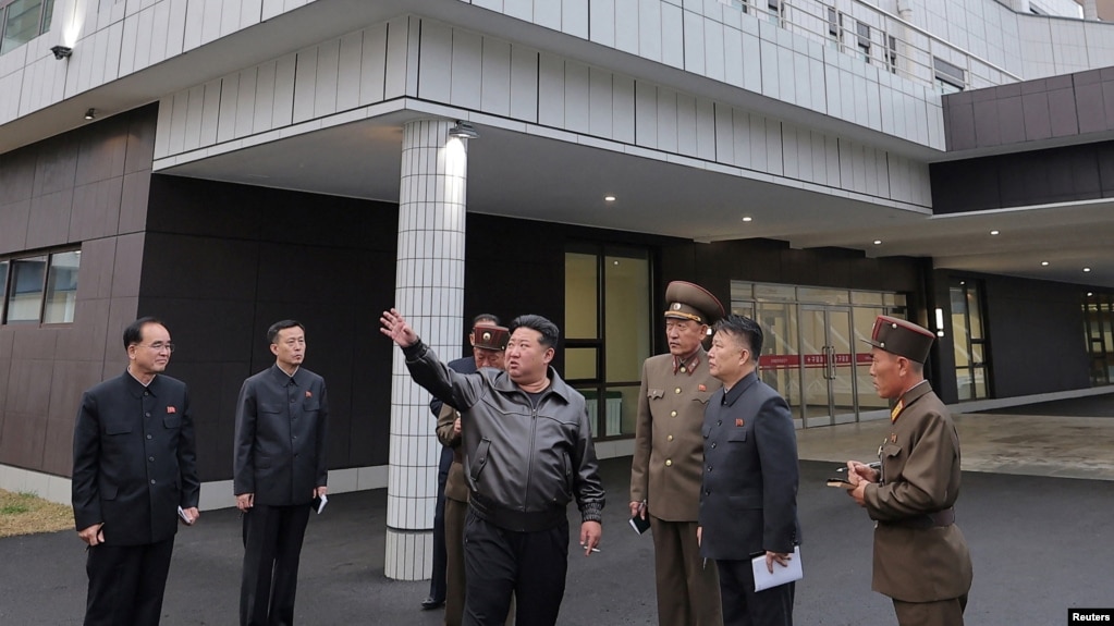 김정은 북한 국무위원장이 지난해 10월 준공을 앞둔 강동군병원을 둘러보고 있다.