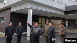 김정은 북한 국무위원장이 지난해 10월 준공을 앞둔 강동군병원을 둘러보고 있다. 