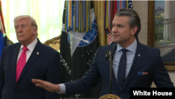 پیت هگست، وزیر جنگ آمریکا در کنار دونالد ترامپ، رئیس جمهوری آرمیکا