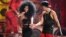 Justin Bieber, derecha, y Nicki Minaj actúan durante el 40 Aniversario de los American Music Awards, en Los Angeles.