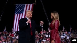 El presidente Donald Trump y la primera dama Melania Trump salen del escenario luego de un evento de campaña en favor de candidatos republicanos al Senado, en el aeropuerto regional de Valdosta, Georgia, diciembre 5 de 2020.