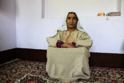 Azzi Begum, mother of militant commander Aijaz Ahmad Reshi, sits in the drawing room of his house while narrating the details of the day when her son was killed. (UbaidUllah Wani/VOA)