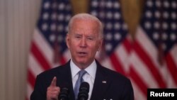 El presidente Joe Biden se dirige a los medios de comunicación, desde la Casa Blanca, el 16 de agosto de 2021.