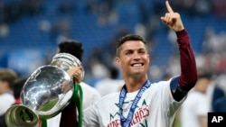 Cristiano Ronaldo célébrant la victoire de son pays, le Portugal, face à la France à l'issue de la finale du match comptant pour l'Euro 2016 au Stade de France à Saint-Denis, au nord de Paris, le dimanche 10 juillet 2016. (Photo AP/Martin Meissner)