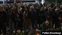 Protest zbog pogibije 14 osoba ispred zgrade Železničke stanice u Novom Sadu