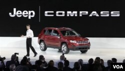 Mike Manley, Direktur merek Jeep milik Chrysler, memamerkan model terbaru Jeep Compass dalam Pameran Otomotif 2011 di Detroit.