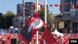 Người biểu tình ở Quảng trường Taksim mang cờ có hình ông Mustafa Kemal Ataturk, người được tôn sùng là lãnh tụ sáng lập nước Cộng hòa Thổ Nhĩ Kỳ hiện đại (ngày 24/7/2016).