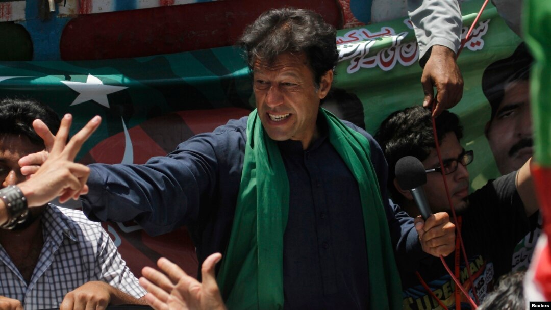 Politisi dan mantan bintang kriket Pakistan, Imran Khan dirawat di rumah sakit setelah terjatuh saat berkampanye (foto: dok). 