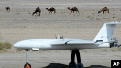 Drone milik pasukan militer Iran disiapkan dalam latihan di utara provinsi Semnan, Iran, pada 3 Oktober 2023. (Foto: Iranian Army via AP)