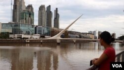 Viviana posa frente al Puente de la Mujer, en Buenos Aires, a dos meses de que nazca su bebé.